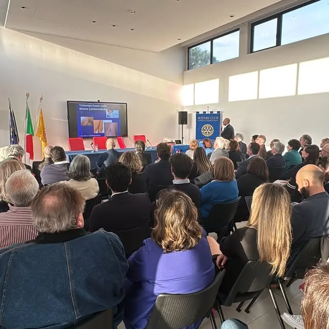 Un convegno con la sala piena