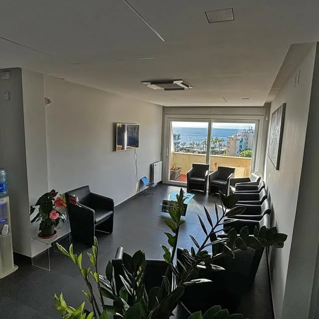 La sala d'attesa dello studio, con la vista sul mare