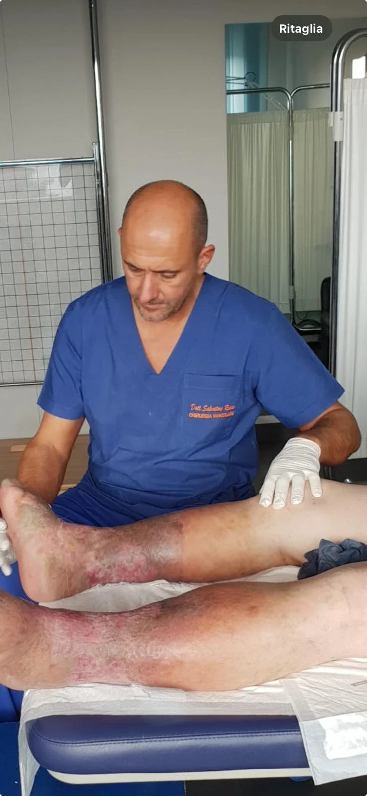 Il Dott. Russo esamina le gambe di un paziente durante la visita vascolare