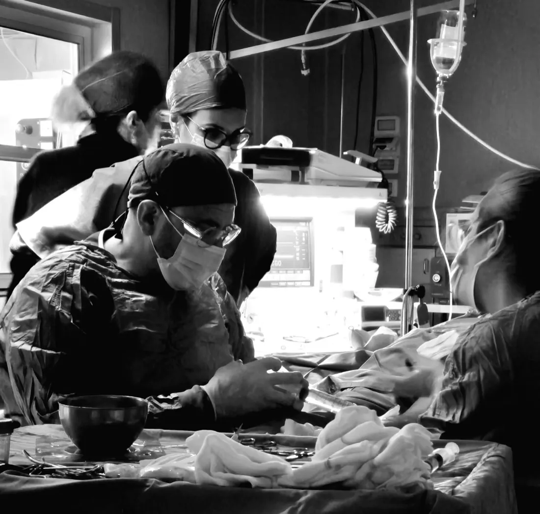 Il Dott. Russo e l'équipe in sala operatoria, fotografia in bianco e nero