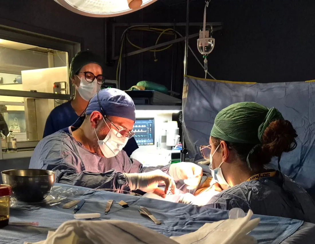 Il Dott. Russo al lavoro in sala operatoria con due collaboratrici