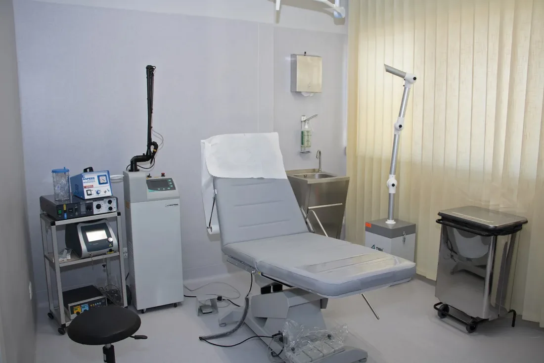 La sala operatoria del centro, con il lettino, il laser e il lavabo chirurgico