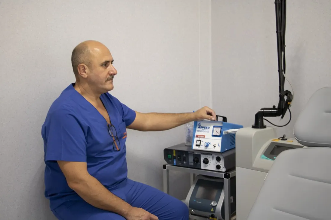 Il Dott. Russo accanto all'apparecchio laser nell'ambulatorio
