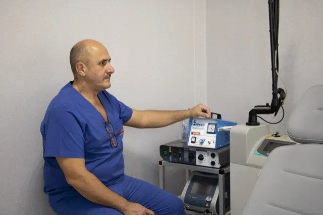 Il Dott. Russo accanto all'apparecchio laser nell'ambulatorio