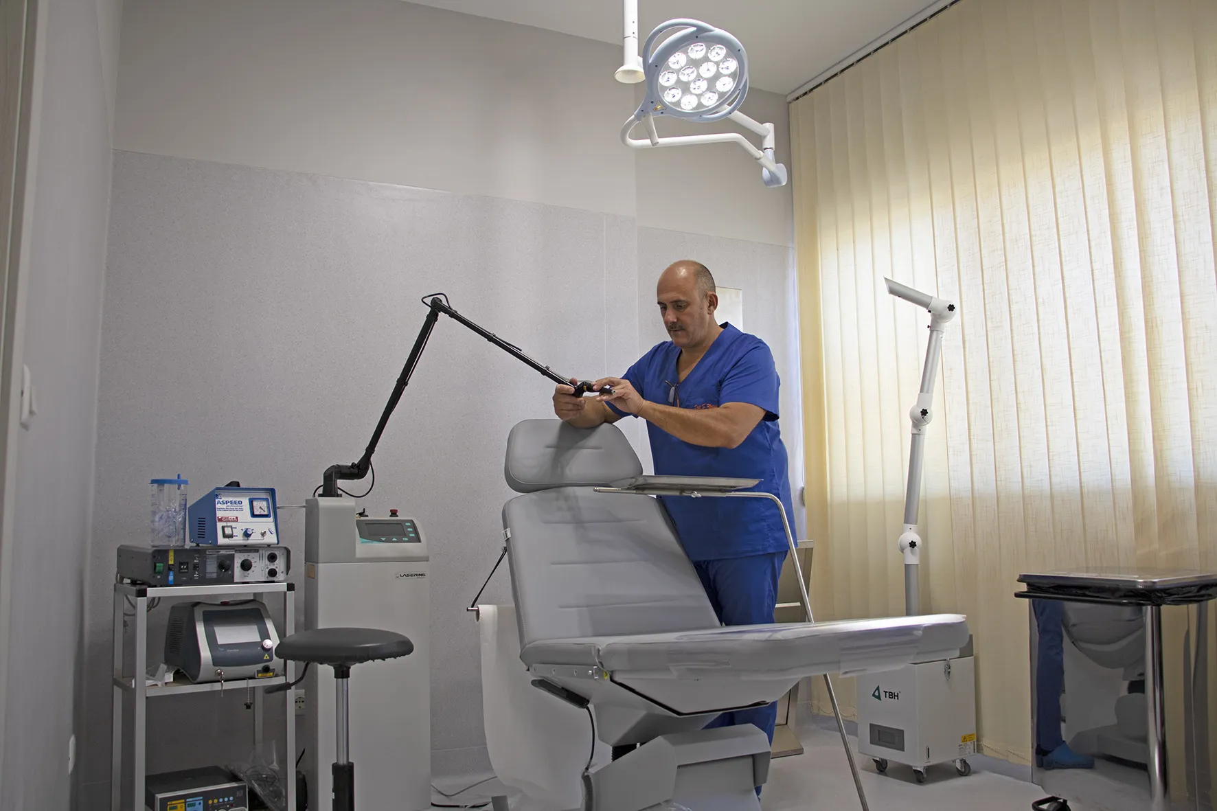 Il Dott. Russo nell'ambulatorio chirurgico, con il lettino e la lampada scialitica