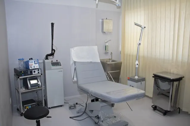 L'ambulatorio con il lettino e le apparecchiature laser