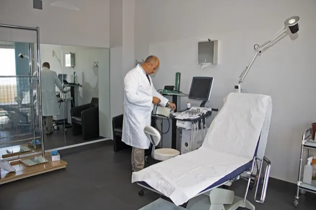 L'ambulatorio con l'ecocolordoppler e il lettino visita, con il Dott. Russo al lavoro