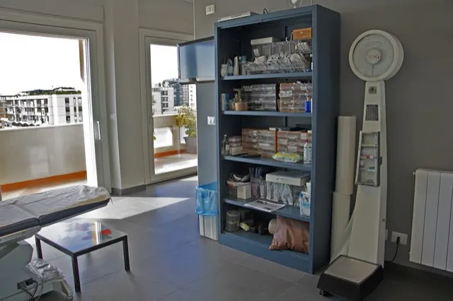 Una stanza dello studio con la libreria e la terrazza