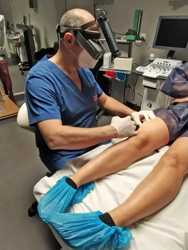 Il Dott. Russo con gli occhiali ingranditori durante un trattamento ambulatoriale