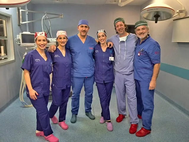 Il Dott. Russo con l'équipe in sala operatoria