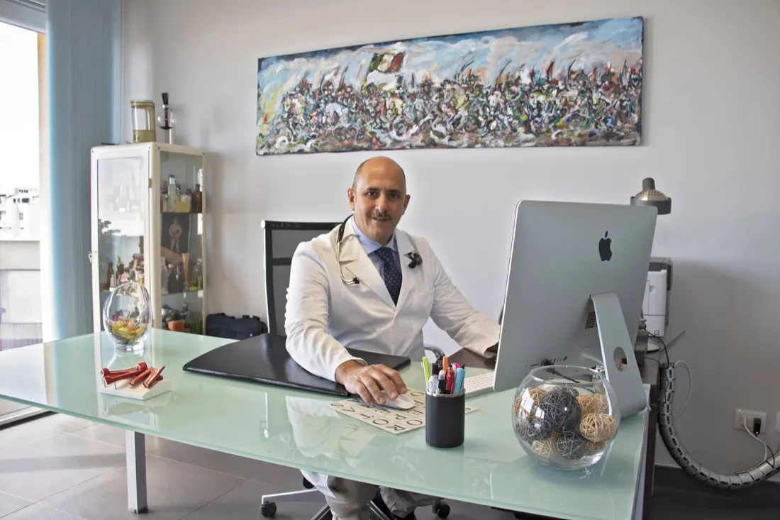 Il Dott. Russo al computer nel suo studio
