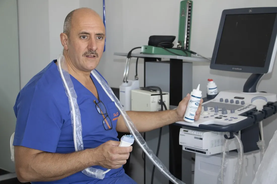 Il Dott. Russo con la sonda dell'ecocolordoppler e il gel, seduto accanto all'apparecchio